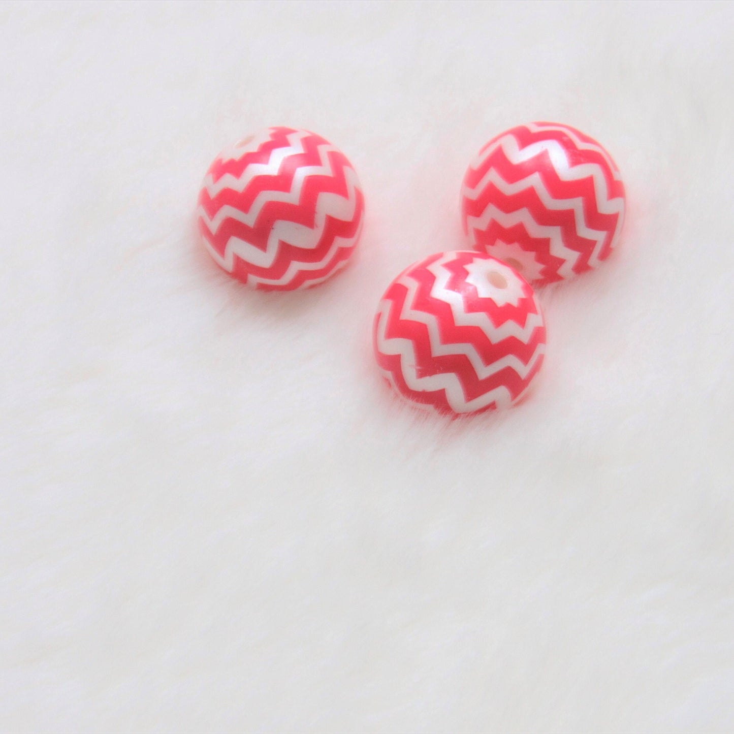20mm Rose Red Chevron on Matte White Pearls, Bubblegum Beads, Chunky Gumball Beads, Bubblegum Bead Supply, Chunky Printed Pearl Beads