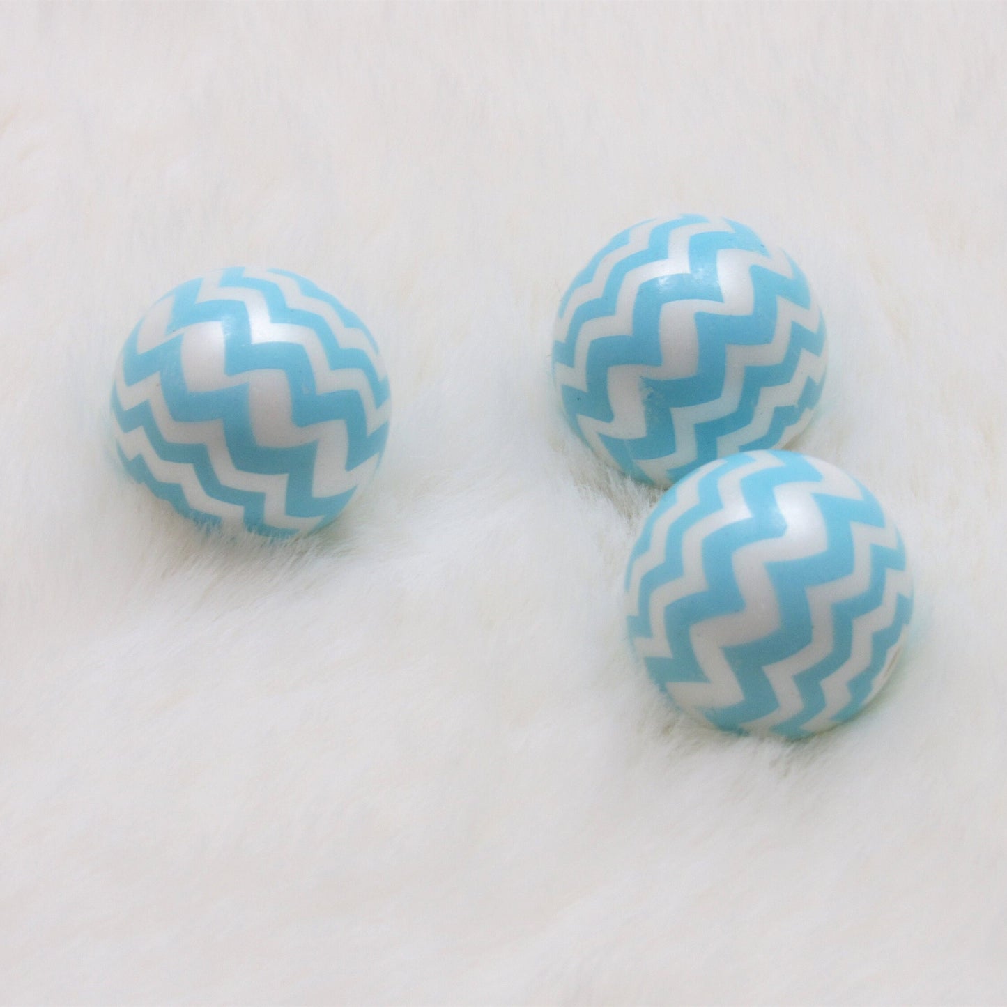 20mm Light Blue Chevron on Matte White Pearls, Bubblegum Beads, Chunky Gumball Beads, Bubblegum Bead Supply, Chunky Printed Pearl Beads
