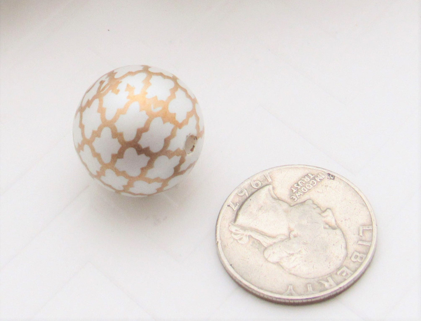 20mm Gold on White Quatrefoil Printed Pearls,  Bubblegum Beads, Chunky Gumball Beads, Bubblegum Bead Supply, Chunky Printed Pearl Beads