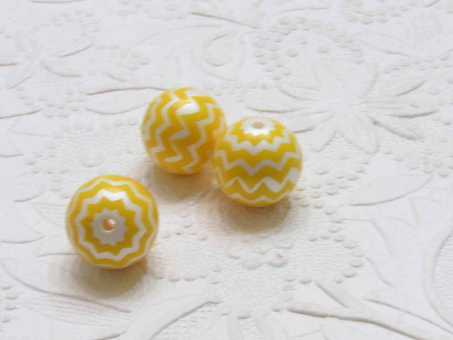 20mm Yellow Chevron on Matte White Pearls,  Bubblegum Beads, Chunky Gumball Beads, Bubblegum Bead Supply, Chunky Printed Pearl Beads