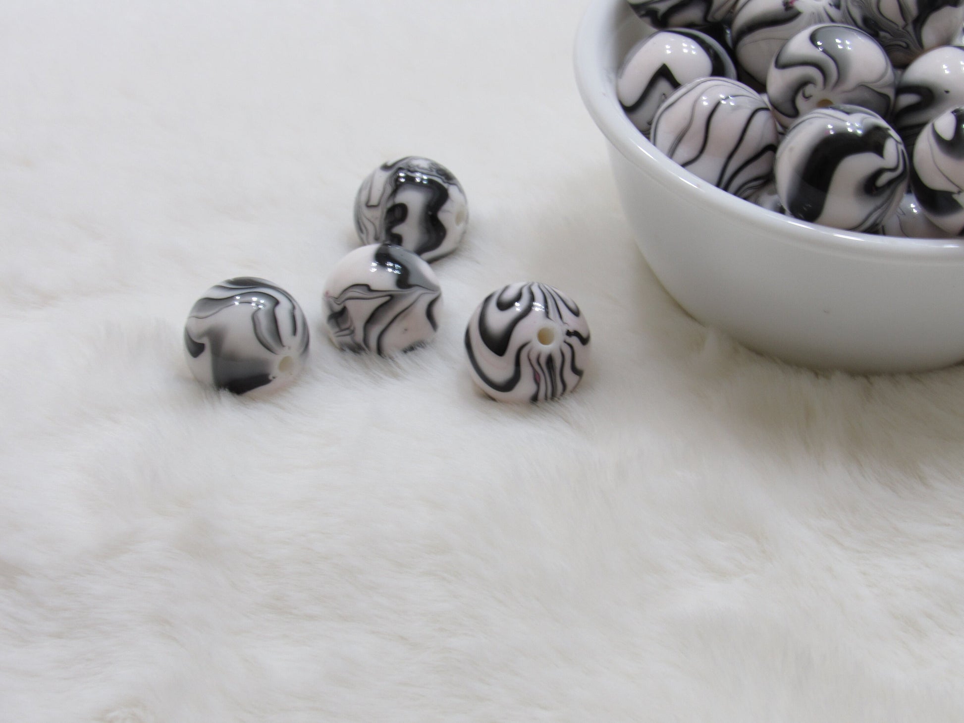 New 20mm Black and White Marble Look Bubblegum Beads, Imitation Marble Beads, Chunky Bi Color Beads