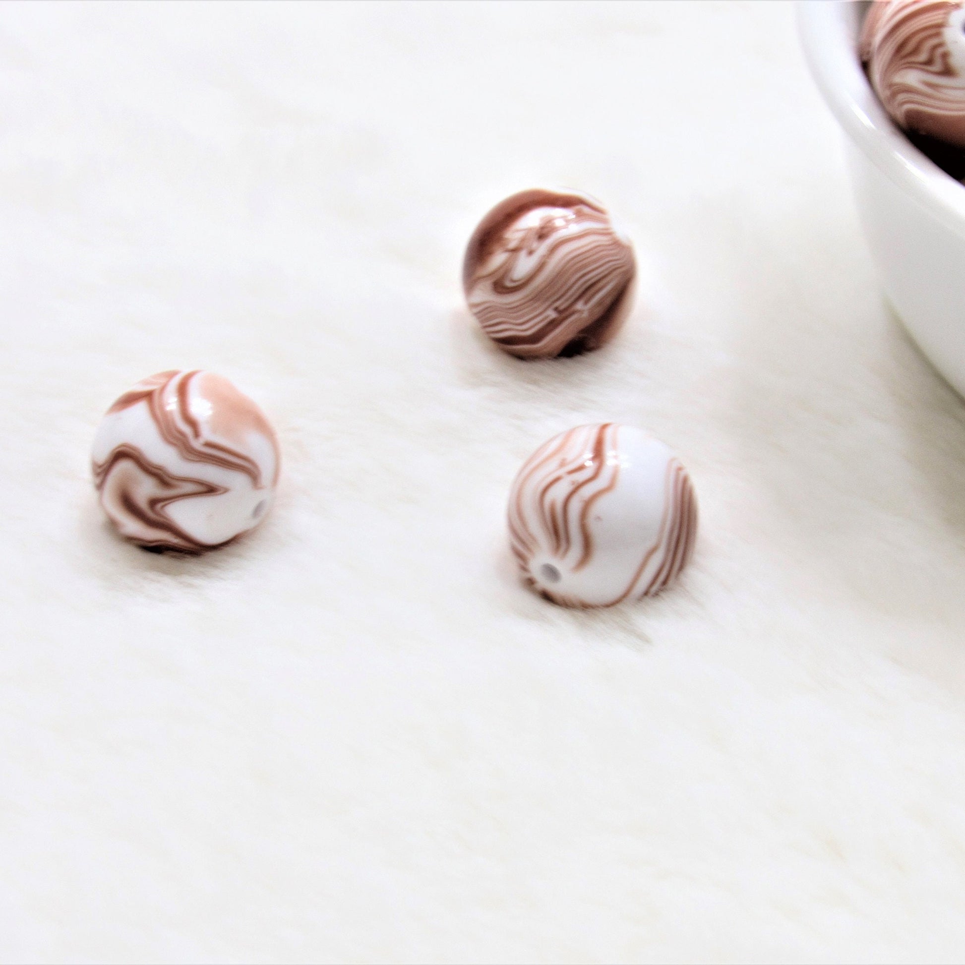 New 20mm Brown and White Marble Look Bubblegum Beads, Imitation Marble Beads, Chunky Bi Color Beads